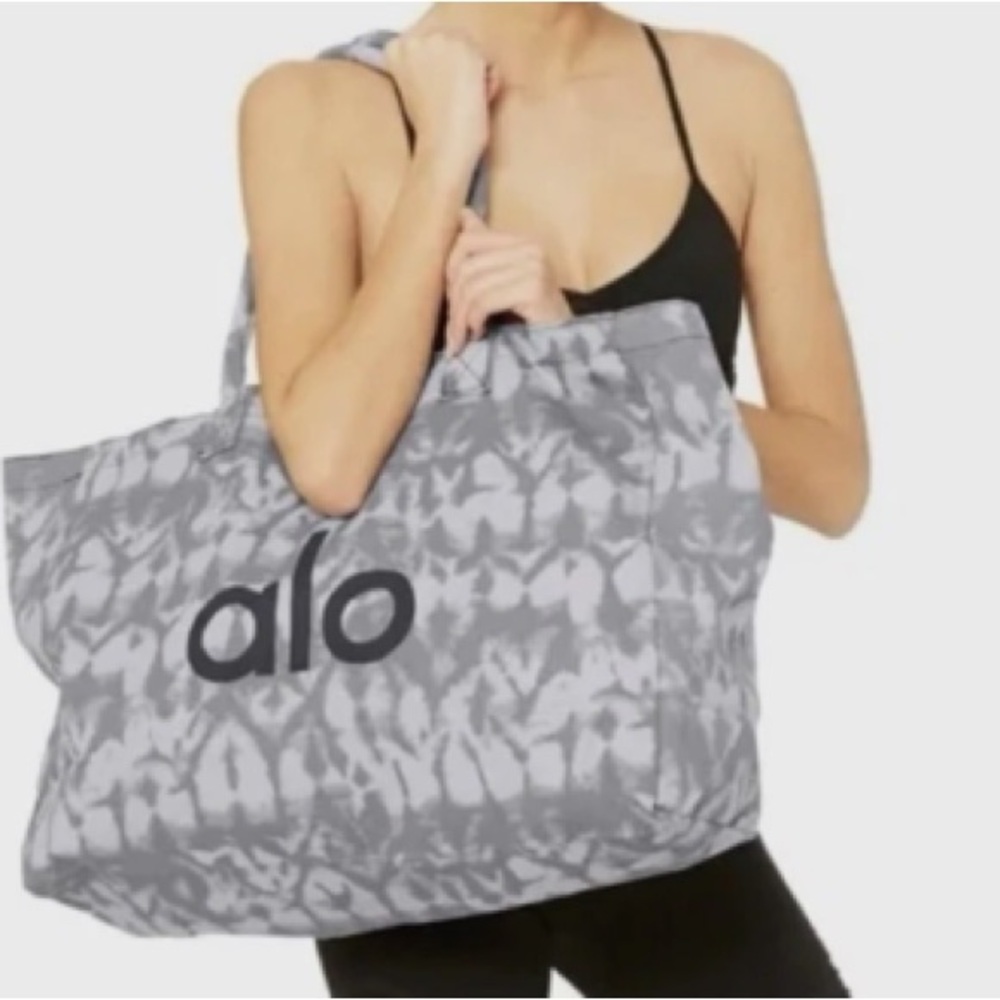 ALO Yoga Gray Tote Bag with Modern Design
